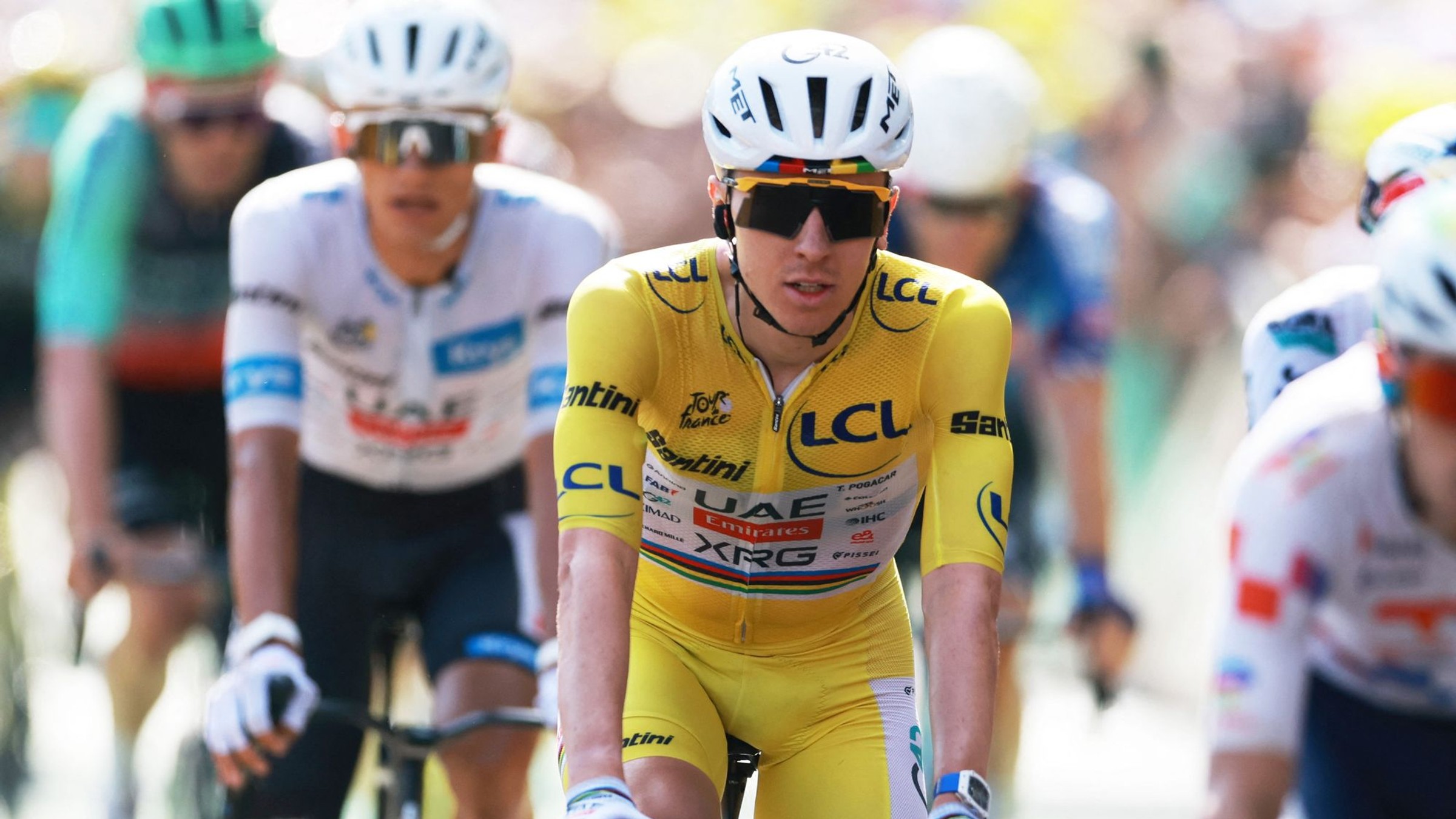 Slovinský cyklista Tadej Pogačar v žltom drese lídra Tour de France 2026.