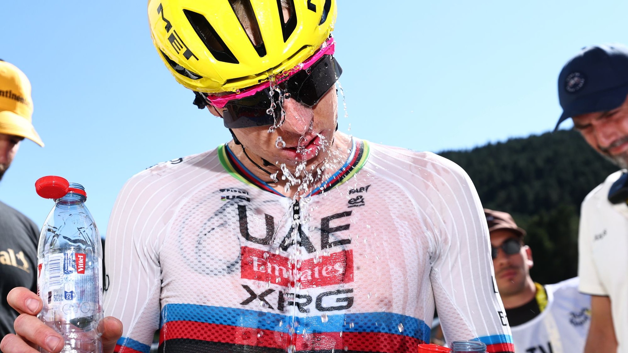 Tadej Pogačar sa ochladzuje vodou v horúčave, ktorá zasiahla úvod Tour de France 2026. 