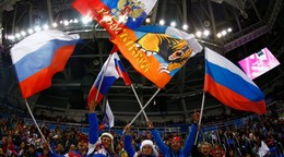 Hokejoví fanúšikovia s ruskými vlajkami na zimných hrách v Soči 2014. 