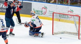 Hokejista Slovana Bratislava Reid Duke sa teší po strelenom góle.