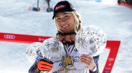 Mikaela Shiffrinová pózuje s malými glóbusmi za slalom, obrovský slalom a veľkým glóbusom za celkové prvenstvo vo Svetovom pohári.