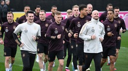 Nemeckí futbalisti počas tréningu.