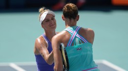 Markéta Vondroušová (vľavo) a Karolína Plíšková na turnaji WTA Miami 2023.