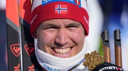 Nórsky reprezentant v behu na lyžiach Paal Golberg pózuje so zlatou medailou z MS.