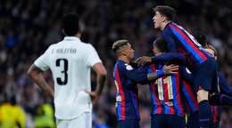 Hráči Barcelony oslavujú po tom, ako si Eder Militao z Realu Madrid strelil vlastný gól. 
