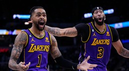 Basketbalisti Los Angeles Lakers D'Angelo Russell (vľavo) a Anthony Davis.