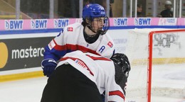 Dalibor Dvorský (hore) a Calum Ritchie v zápase Slovensko - Kanada na MS v hokeji do 18 rokov 2023.