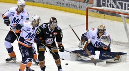 Druhý sprava Ville Leskinen v drese HC Košice.