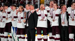 Hráči Lotyšska oslavujú bronzové medaily