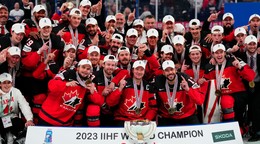 Kanadskí hokejisti sa tešia z titulu na MS v hokeji 2023.
