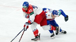 Český útočník Filip Chytil v súboji so slovenským obrancom Patrikom Kochom na MS v hokeji 2023.
