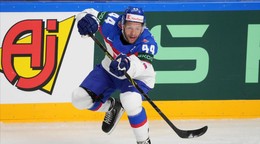 Mislav Rosandič v drese Slovenska na MS v hokeji 2023.