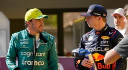 Jazdci formuly 1, zľava Fernando Alonso a Max Verstappen.