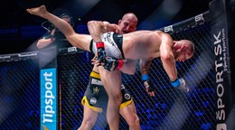 Pavol Langer strháva na zem Alexandera Poppecka v hlavnom zápase Oktagonu 44.
