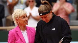 Dojatá Karolína Muchová a tenisová legenda Chris Evertová.