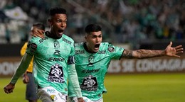 Futbalisti tímu Leon Mexico William Tesillo (vľavo) a Adonis Frias.