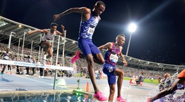 Lamecha Girma z Etiópie súťaží v behu na 3000 metrov cez prekážky mužov počas atletického mítingu Diamantovej ligy v Paríži.