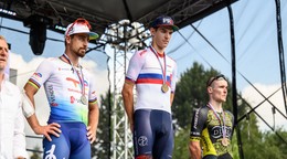 Peter Sagan, Matúš Štoček a Lukáš Kubiš na stupňoch víťazov po MSR a ČR 2023. 