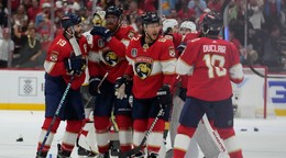Hráči Floridy Panthers oslavujú víťazstvo nad Vegas Golden Knights v treťom zápase finálovej série play-off NHL.