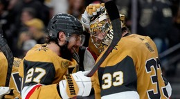 Shea Theodore a Adin Hill.