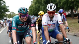 Peter Sagan (vpravo) a Jordi Meeus počas poslednej etapy na Tour de France 2023.