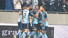 Futbalisti ŠK Slovan Bratislava v zápase s Mostarom.