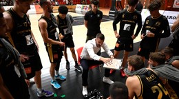 Basketbalisti tímu BC Prievidza s trénerom Sašom Jankovičom.