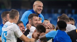 Tigran Barseghjan sa so spoluhráčmi z ŠK Slovan Bratislava teší po strelenom góle.