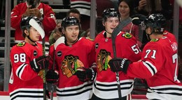 Hráči Chicago Blackhawks zľava Connor Bedard, Philipp Kurashev, Kevin Korchinski a Taylor Hall.