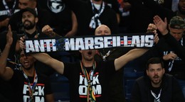 Fanúšikovia PSG v zápase proti Olympique Marseille.
