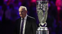 Rod Laver s trofejou pre víťaza Laver Cup. 