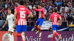 Španielsky útočník Álvaro Morata (v strede) sa teší z gólu do siete Realu Madrid.