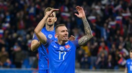 Norbert Gyömbér a Lukáš Haraslín oslavujú gól v zápase Slovensko - Island v kvalifikácii EURO 2024.