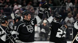 Anže Kopitar (11) a Kevin Fiala (22).