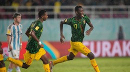 Futbalista Mali Mamadou Doumbia (vpravo) oslavuje gól v zápase o bronz na MS U17 2023.