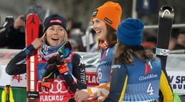 Petra Vlhová, Mikaela Shiffrinová a Sara Hectorová oslavujú pódium v slalome vo Flachau.