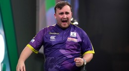 Luke Littler sa teší z výhry v sete vo finále MS v šípkach 2024.