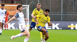 Zľava Mikuláš Bakaľa a Enzo Arevalo v zápase FK Železiarne Podbrezová - MFK Zemplín Michalovce.