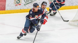Na snímke zľava Branislav Kubka (Slovan) a Carter Turnbull (Banská Bystrica).