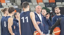 Tréner slovenských basketbalistov Aramis Naglić počas tréningu.