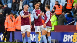 Hráči Aston Villy oslavujú gól.