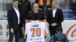 Legenda slovenského a košického hokeja Vincent Lukáč si preberá dres k 70. narodeninám pred zápasom  HC Košice - HK Dukla Ingema Michalovce.