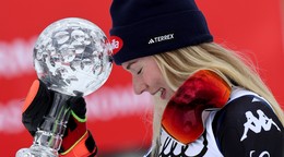 Mikaela Shiffrinová si prebrala malý glóbus za celkové víťazstvo v slalome