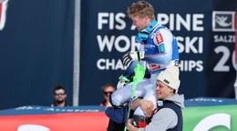 Nórsky lyžiar Timon Haugan sa raduje v cieli so svojím tímom po víťazstve v slalome na finálovom podujatí Svetového pohára v rakúskom Saalbachu