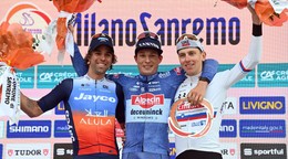 Jasper Philipsen (v strede) sa stal víťazom monumentu Miláno - San Remo 2024.