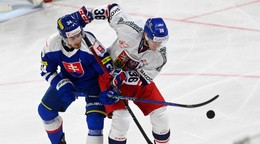 Peter Cehlárik (Slovensko) a Jakub Krejčík (Česko) v prípravnom zápase pred MS 2024 v hokeji.