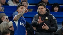 Enzo Fernández a tréner Mauricio Pochettino.