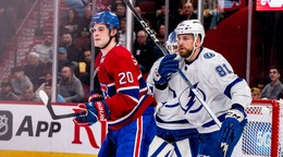 Juraj Slafkovský a Erik Černák pred brankárom Mattom Tomkinsonom.