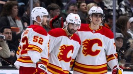 Zľava MacKenzie Weegar, Nazem Kadri a Martin Pospíšil oslavujú gól.