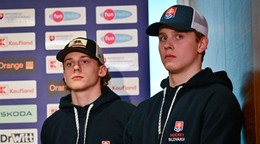 Slovenskí hokejisti zľava Luka Radivojevič a Tomáš Pobežal.